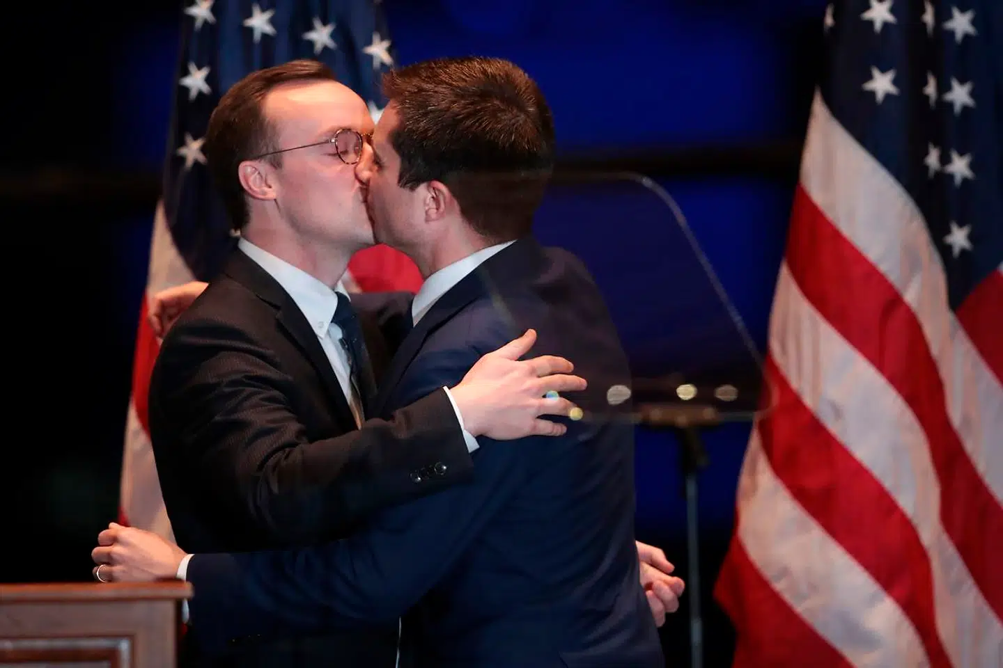 Pete Buttigieg kyssede sin ægtemand Chasten, efter at han havde introduceret Pete Buttigieg i Century Center i South Bend, Indiana. Her holdt Buttigieg den tale, hvor han annoncerede, at han træder ud af valgkampen.