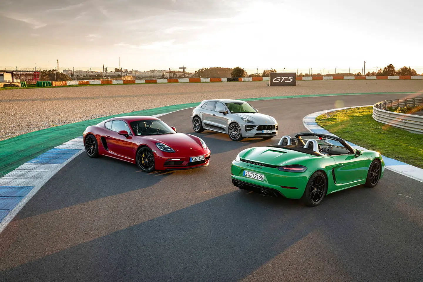 De nyeste medlemmer af Porsches GTS-familie er fra venstre Porsche 718 Cayman GTS, Porsche Macan GTS og Porsche 718 Boxster GTS. Her poserende i solnedgangen på Estoril-racerbanen i Portugal.