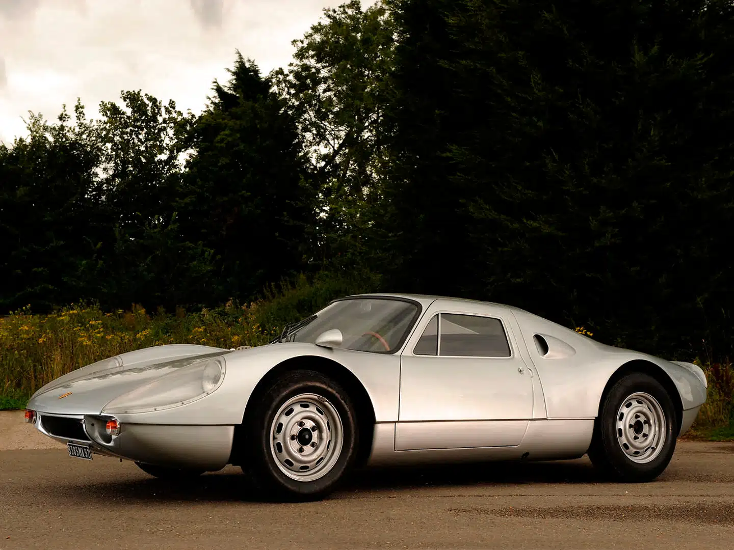 Den originale Porsche 904 Carrera GTS var Porsches første Gran Turismo Sport-model. Det var en racerbil med et tyndt lag fernis af komfort, så den blev udholdelig at køre over flerdages langdistanceløb. Men den var først racerbil og dernæst en Porsche-sportsvogn.