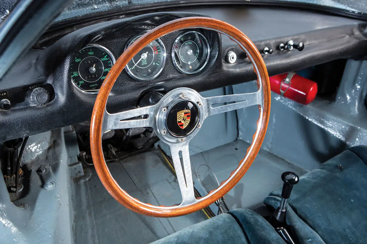 Kabinen i Porsche 904 GTS kan syntes rudimentær efter nutidige standarder, men i 1963 var den væsentligt mere komfortabel end kabinen i dens racerbilsforgængere fra Porsche.
