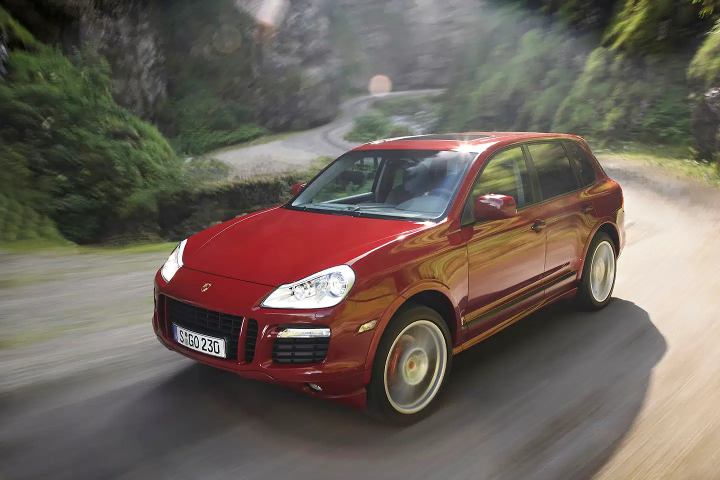 Porsche genintroducerede GTS-betegnelsen tilbage i 2007 med denne 4,8-liters V8-motoriserede Porsche Cayenne. Men den var en luksus-SUV forklædt som sportsvogn og dermed for puritanere kriminelt langt fra den originale Porsche ur-GTS, der var en racerbil med et tyndt lag komfortstøv.