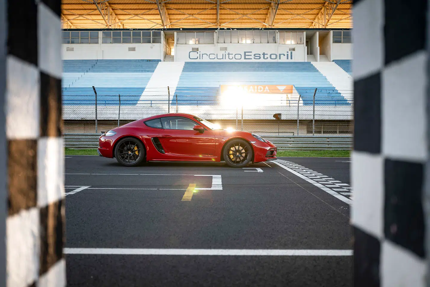 På Estoril afslører den nye 718 Cayman GTS sig som en kompromisløs sportsvogn med racerbilsattitude. Motoren er nu en 4,0-liters sekscylindret sugemotor, gearkassen er manuel, og den hylder dermed det analoge og puritanske – som den originale GTS.