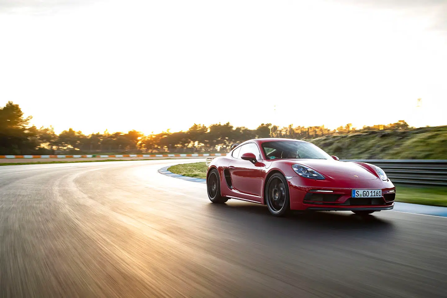 Porsche 718 Cayman GTS stiller store krav til føreren med sit manuelle gear, centermotorlayout og den store sugemotor, som helst skal holdes over 4.000 o/min for at kunne levere. Det gør den til enhver entusiasts drøm.