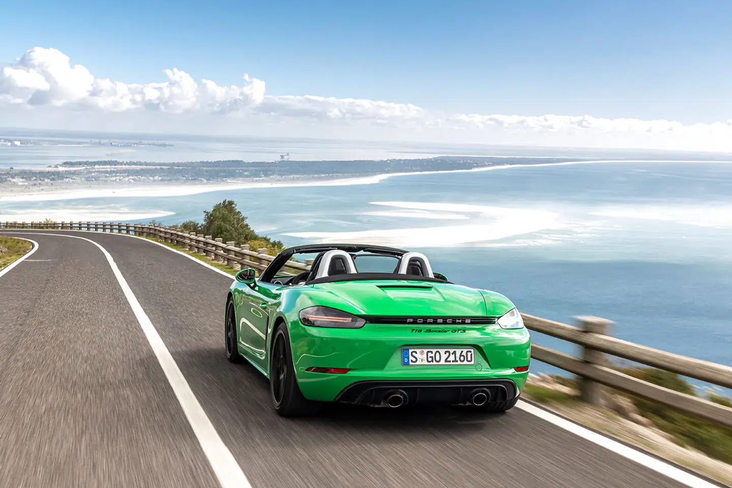 Porsche 718 Boxster GTS deler al sin teknik med Cayman, men det åbne format synes mere oplagt til snoede landeveje langs havet end til banekørsel. Men den mestrer begge dele – ligesom Cayman GTS.