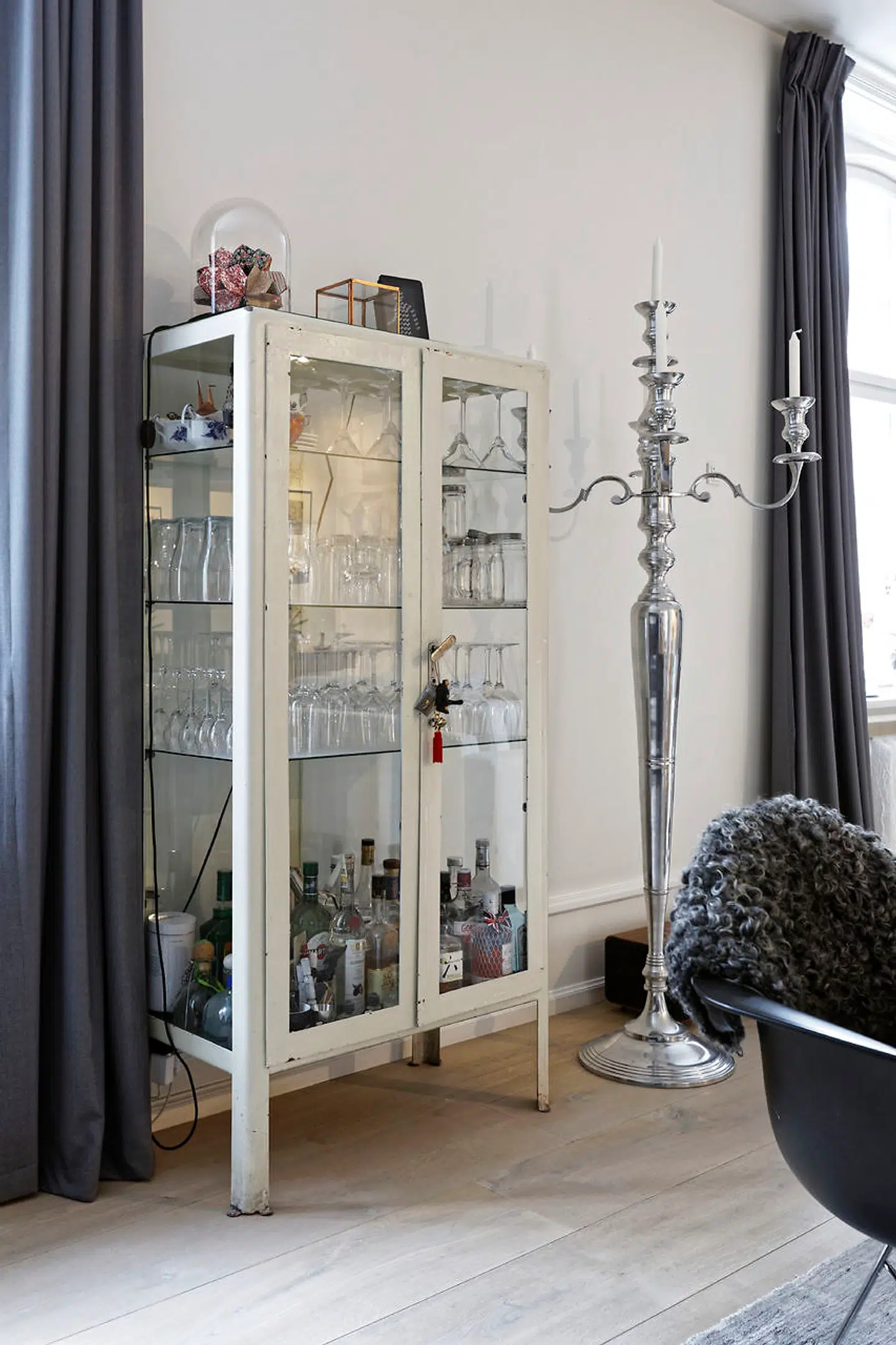 Det russiske tandlægeskab til glas og porcelæn er fra et svensk auktionshus. X-large lysestagen er fundet i England.