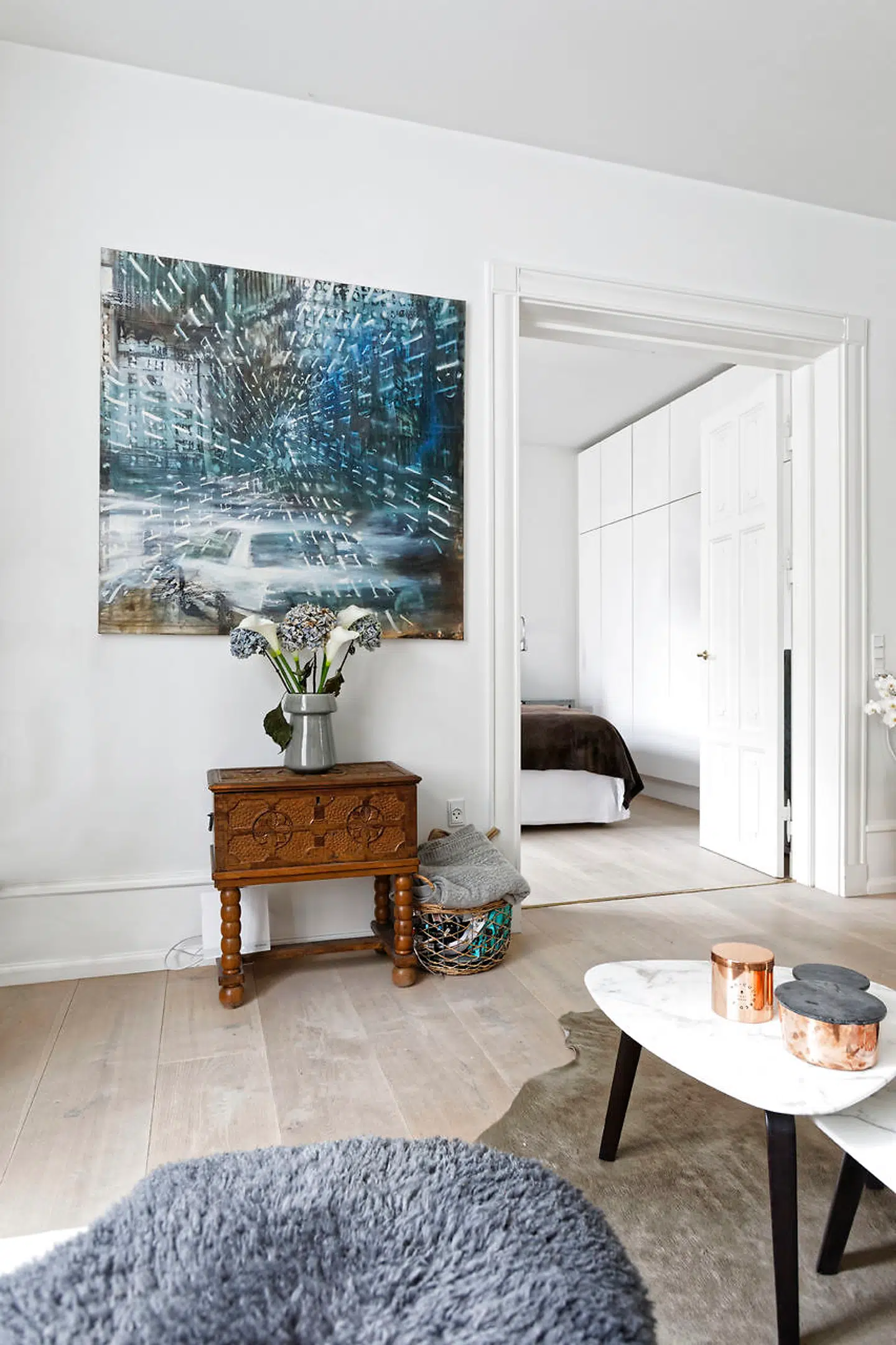 Maleriet af Anders Moseholm er fundet hos Bruun Rasmussen Auktioner lige som den antikke egetræskiste i borgstil.