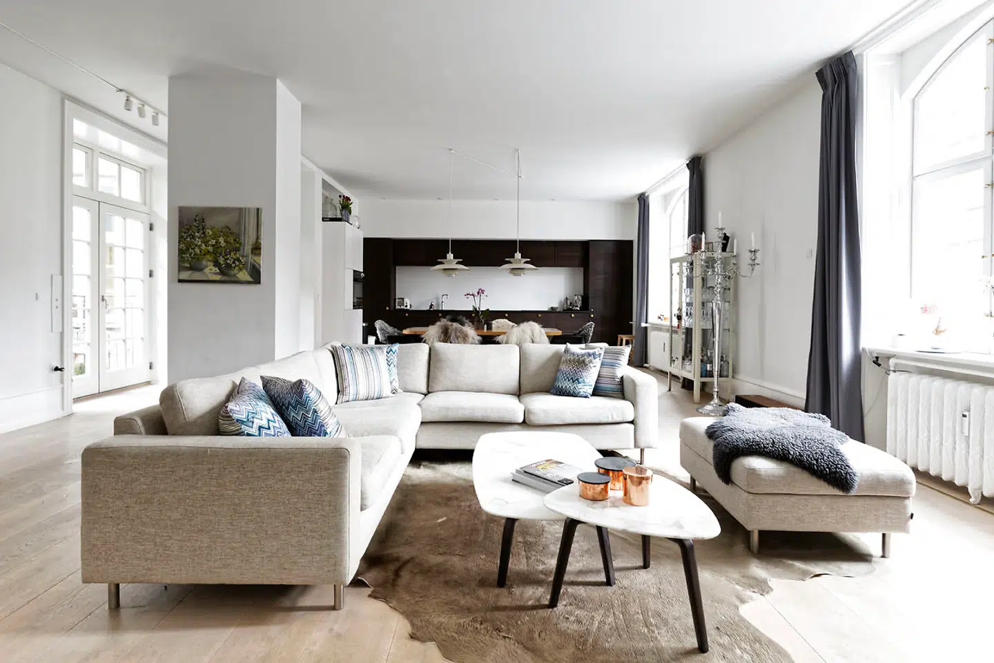 Køkkenet af brændt eg fra Køkkensnedkeren går direkte ud i spisestue og stue med massive askeplanker på gulvet. Eames-møblerne er købt på Lauritz.com, mens PH-pendlerne har hængt i familiens London-hjem.