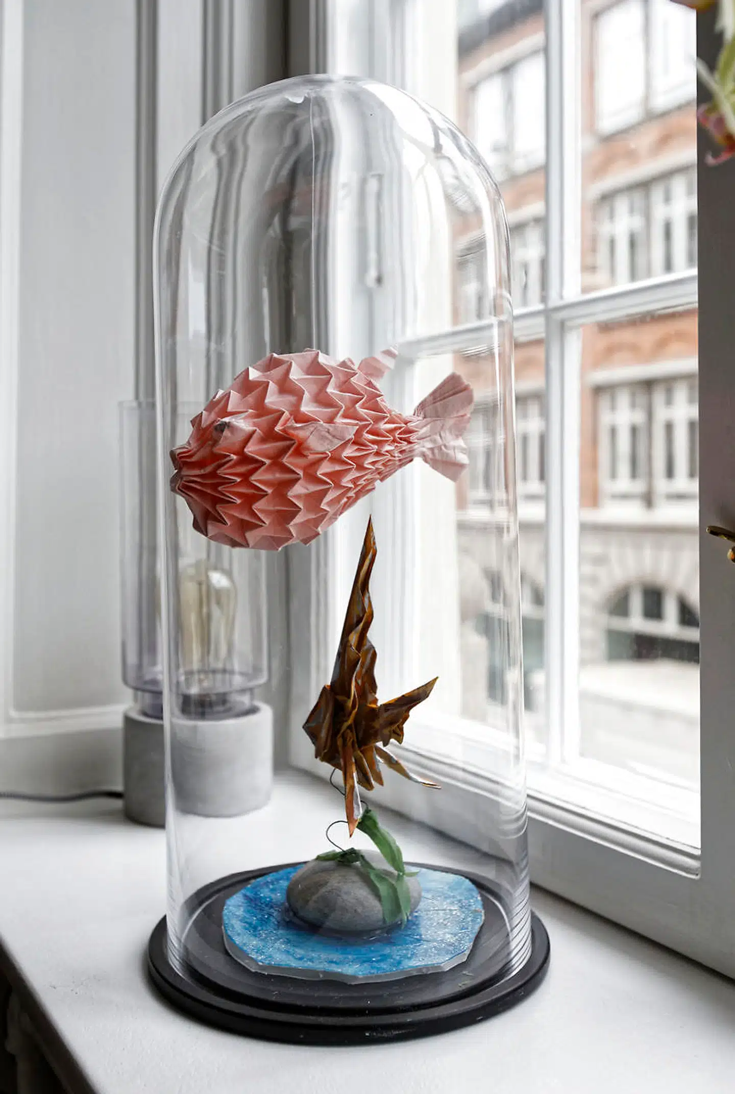 Camilla Gyldmarks yngste søn er dygtig til at folde origami-papirkunst, som hans mor har udstillet i en kuppel i vindueskarmen.