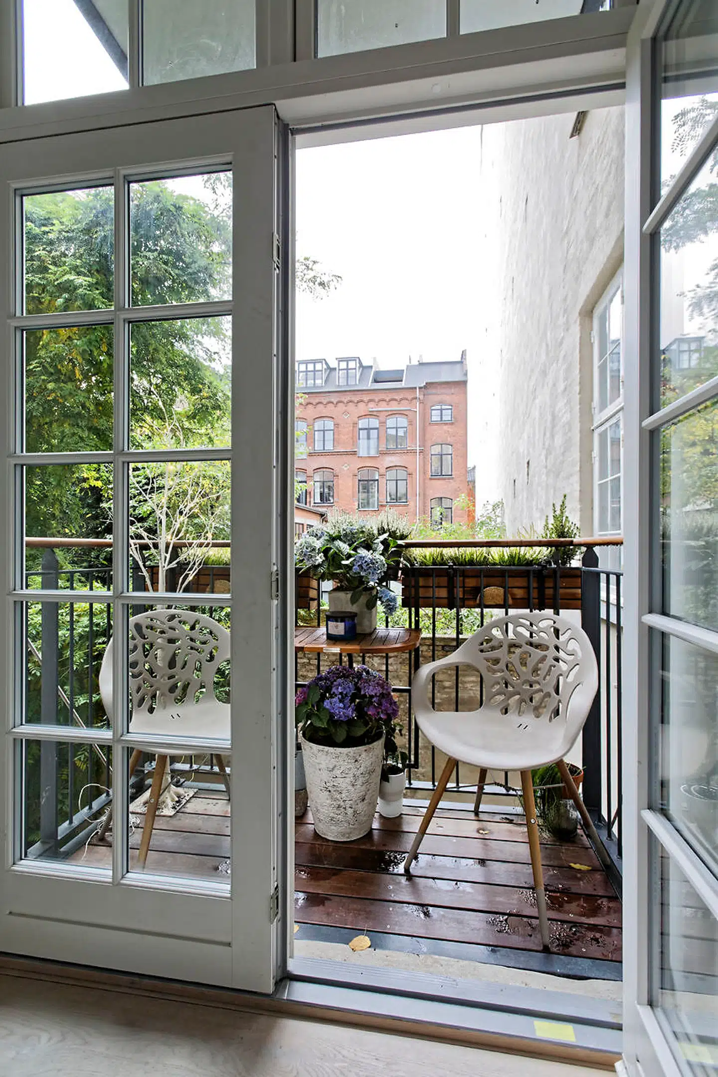 Til lejligheden hører en lille altan mod gården med plads til bord og et par stole og udsigt til et gammelt træ.