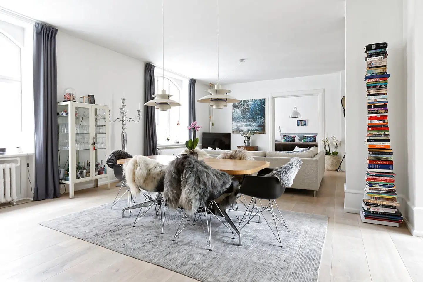 Reolen, som fylder mindre end de fleste reoler, er fra Ptolomeo.