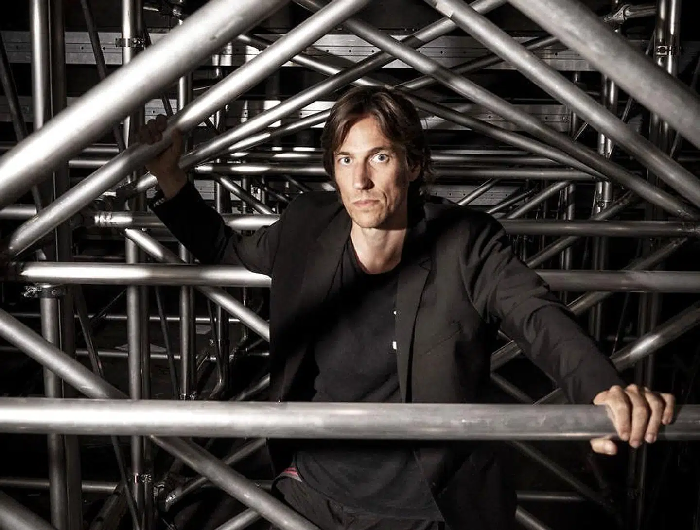 »Da Sort/Hvid fik trusler om overfald i forbindelse med forestillingen »Manifest 2083«, lå jeg bogstavelig talt under bordet i køkkenet og turde ikke gå ud ad døren,« siger teaterchef Christian Lollike. »Manifest 2083« handlede om den norske terrorist Anders Behring Breivik og blev hædret med Juryens Særpris ved Reumert-uddelingen i 2013.