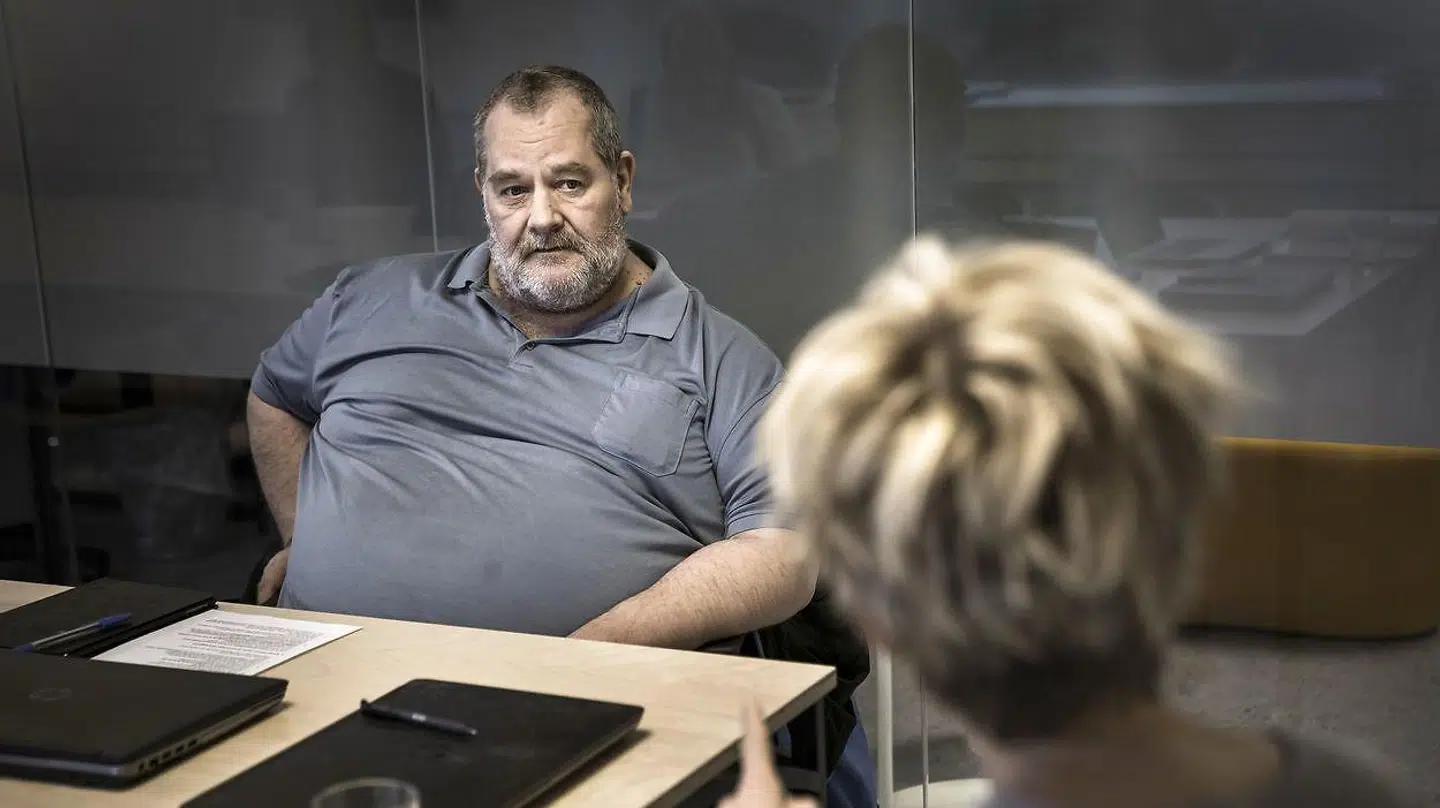 Anders Elof Nielsen er på sygedagpenge og er på kursus på virksomheden Incita. Han håber, at kurset kan hjælpe ham tilbage til arbejdsmarkedet og forhåbentligt til et fleksjob. Han har arbejdet med voksenundervisning »i et kvart århundrede«, men stress, sygemelding og udbrændthed har sendt ham uden af arbejdsmarkedet.