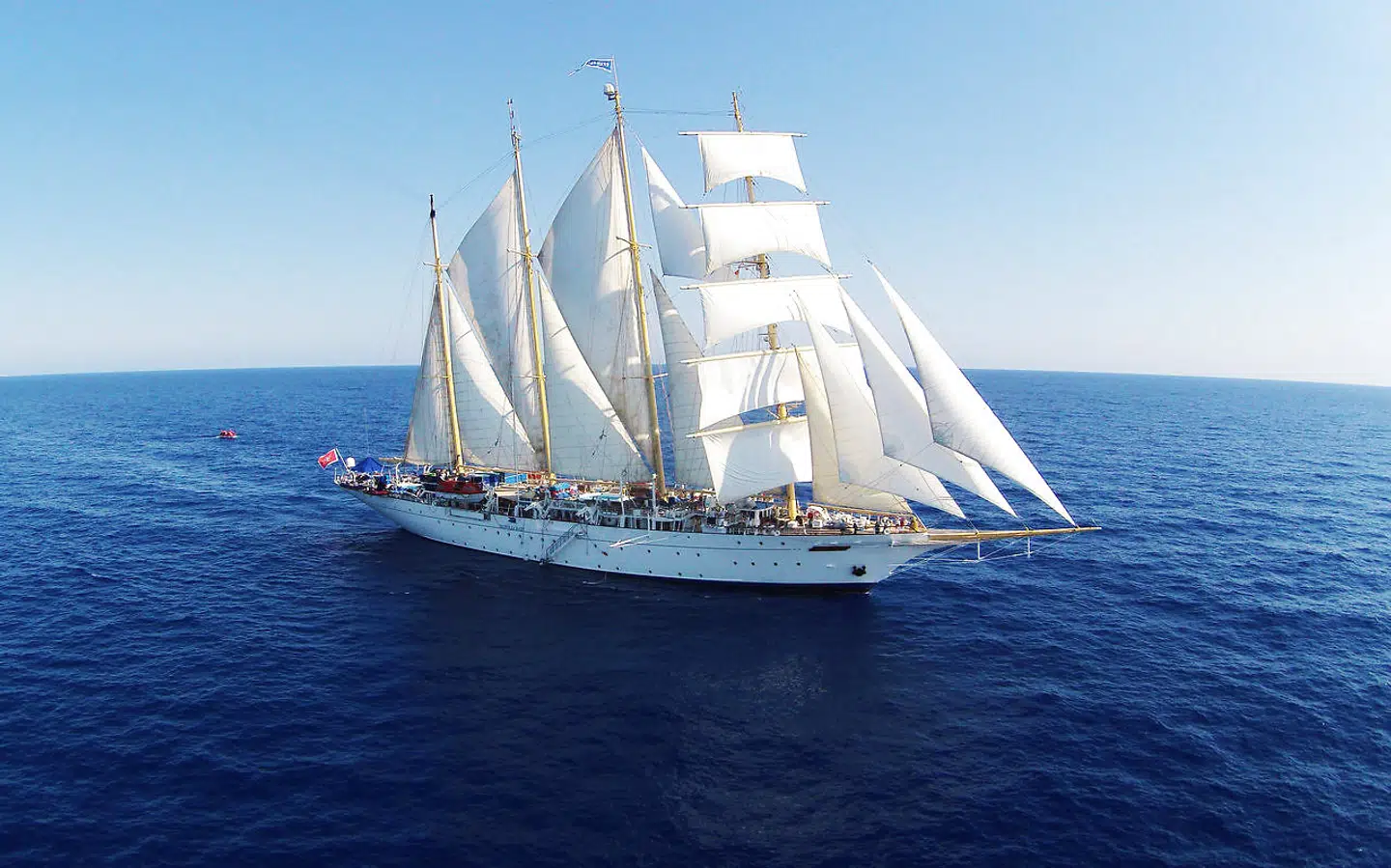 Krydstogtskibet Star Clipper er bygget i 1991 med inspiration fra de klassiske teclippere, der havde deres storhedstid i sidste halvdel af 1800-tallet.