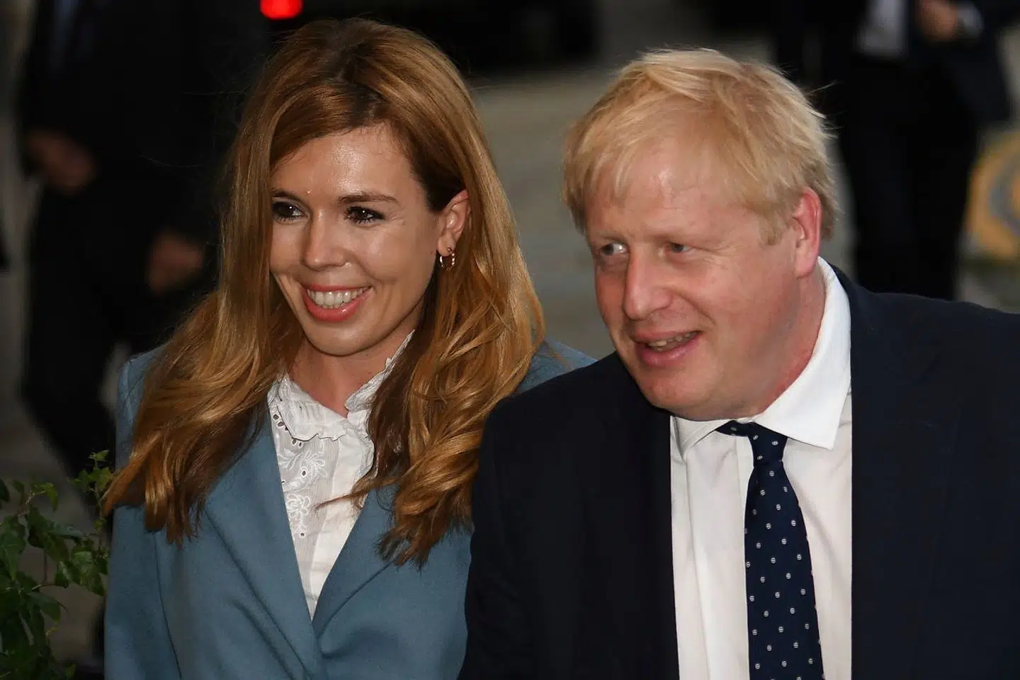 Boris Johnson skal giftes med sin partner Carrie Symonds. Parret har også et barn på vej. (Foto: Oli SCARFF / AFP)