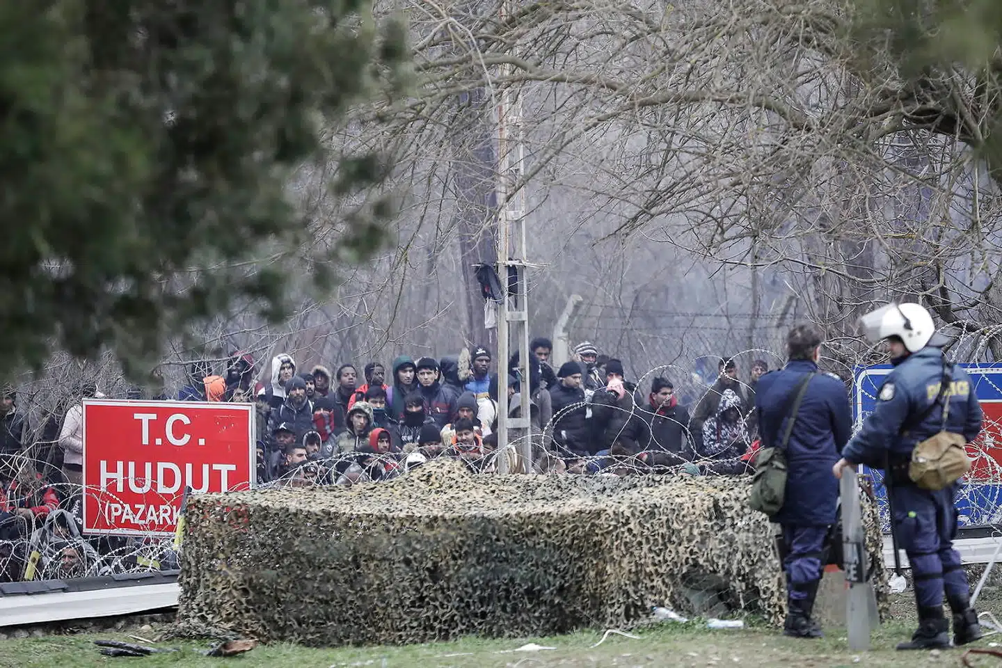 Græske sikkerhedsstyrker og tusindvis af migranter står lørdag overfor hinanden ved grænsen mod Tyrkiet, efter at regeringen i Ankara ikke blot reelt har suspenderet migrantaftalen med EU, men efter al sandsynlighed også hjulpet migranterne med at nå frem til grænseområdet.