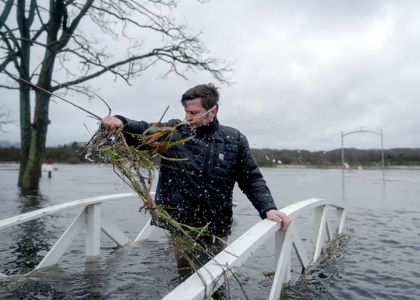 Dragan Sljivic havde store drømme, da han for fem år siden overtog Svostrup Kro ved Gudenåen fra sin svigerfar. Nu skrider fundamentet for alle planerne under den totale oversvømmelse.