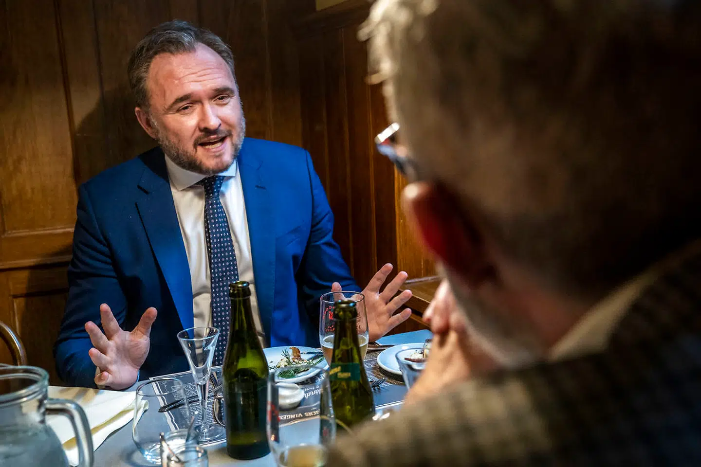 Klimaminister Dan Jørgensen vælger at spise på Café og Ølhalle - både på grund af historien og det gode smørrebrød.