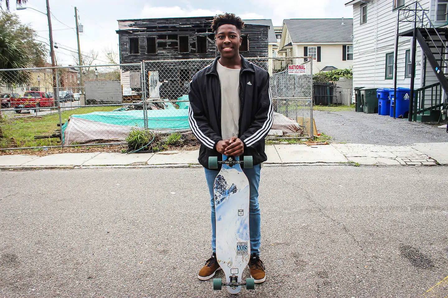 Tre af Bernie Sanders’ valgstævner har collegestuderende Emauri Singletary overværet op til primærvalget i dag. Den unge studerende kommer altid rundt i Charleston, hvor han læser, på sit skateboard.