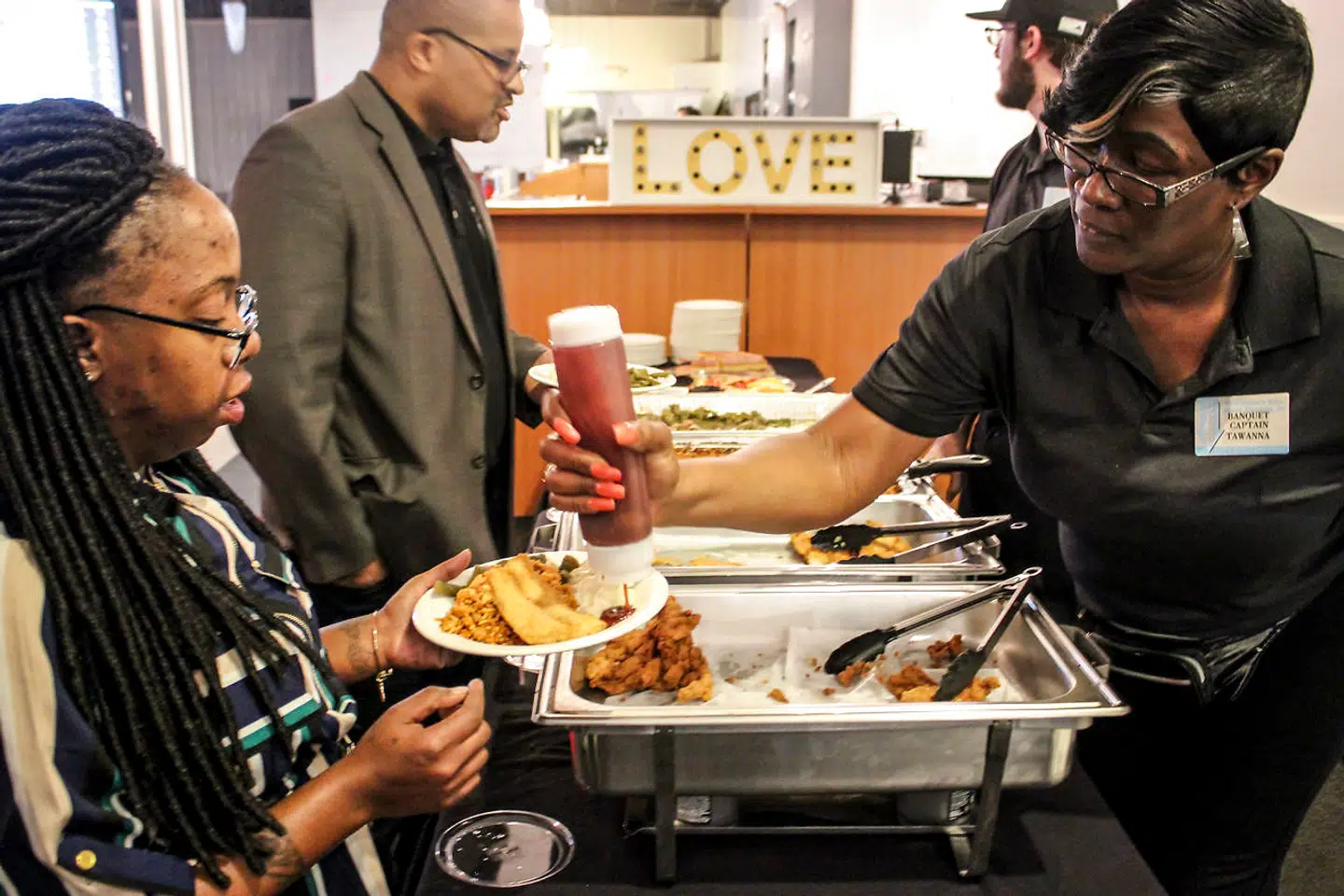 Bevægelsen Black Voters Matter afholdt i denne uge et arrangement, hvor afroamerikanere på storskærm kunne overvære TV-debat med demokratiske præsidentkandidater i Nord Charlestons fattigere kvarter. Under mødet blev der serveret mad, og for at alle skulle føle sig velkomne, var det gratis for dem, der syntes, de ikke havde råd til at betale.