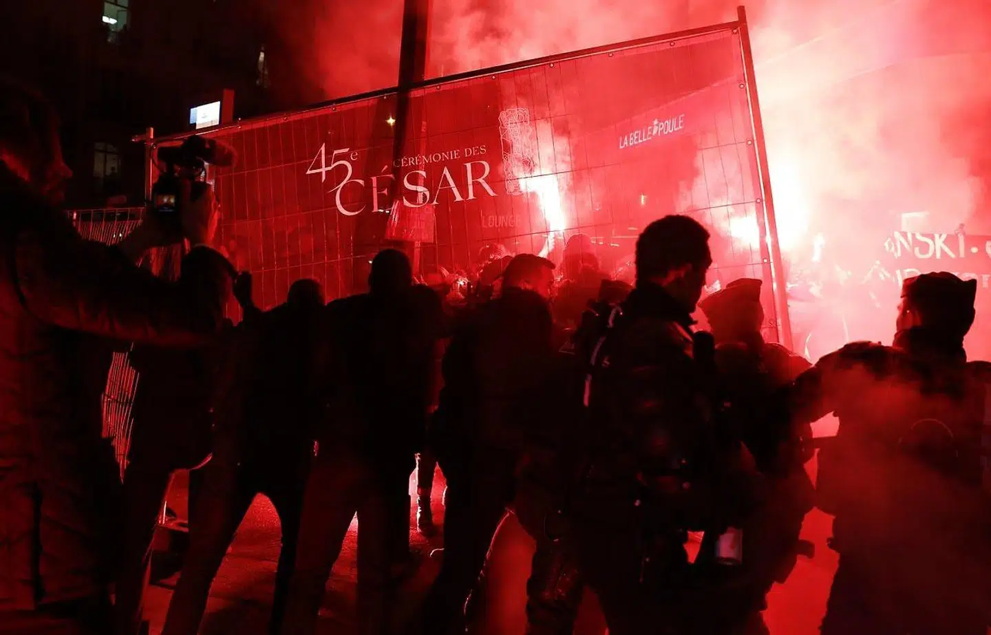 Folk demonstrerer uden for prisarrangementet før uddelingen af Cesar-priserne.