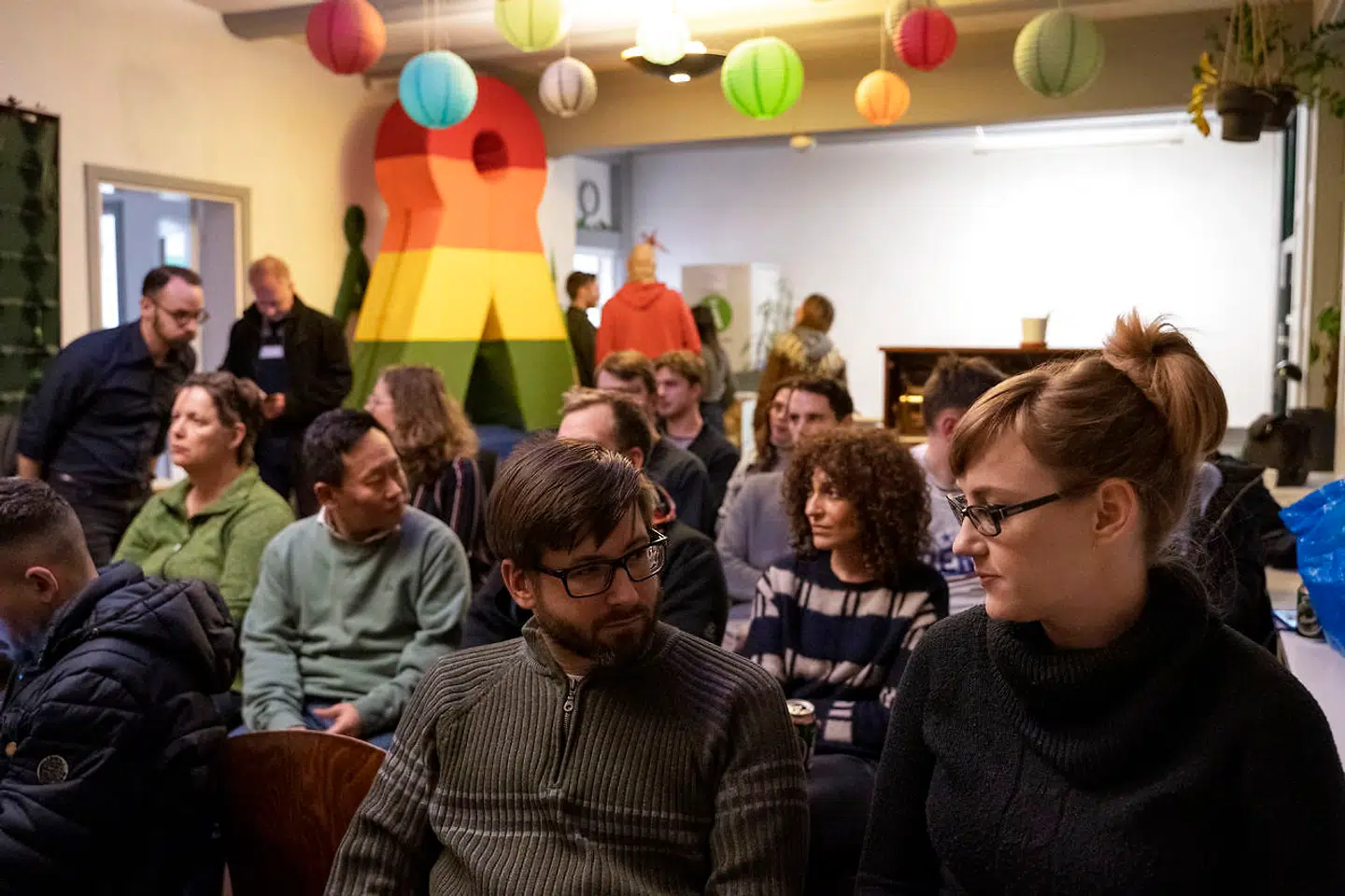 Reportagebilleder fra paneldebat afholdt af den danske organisation Denmark for Bernie Sanders. I debatten deltog Jakob Thiemann fra Socialdemokratiet, Pelle Dragsted fra Enhedslisten og amerikanske Derek Denman.