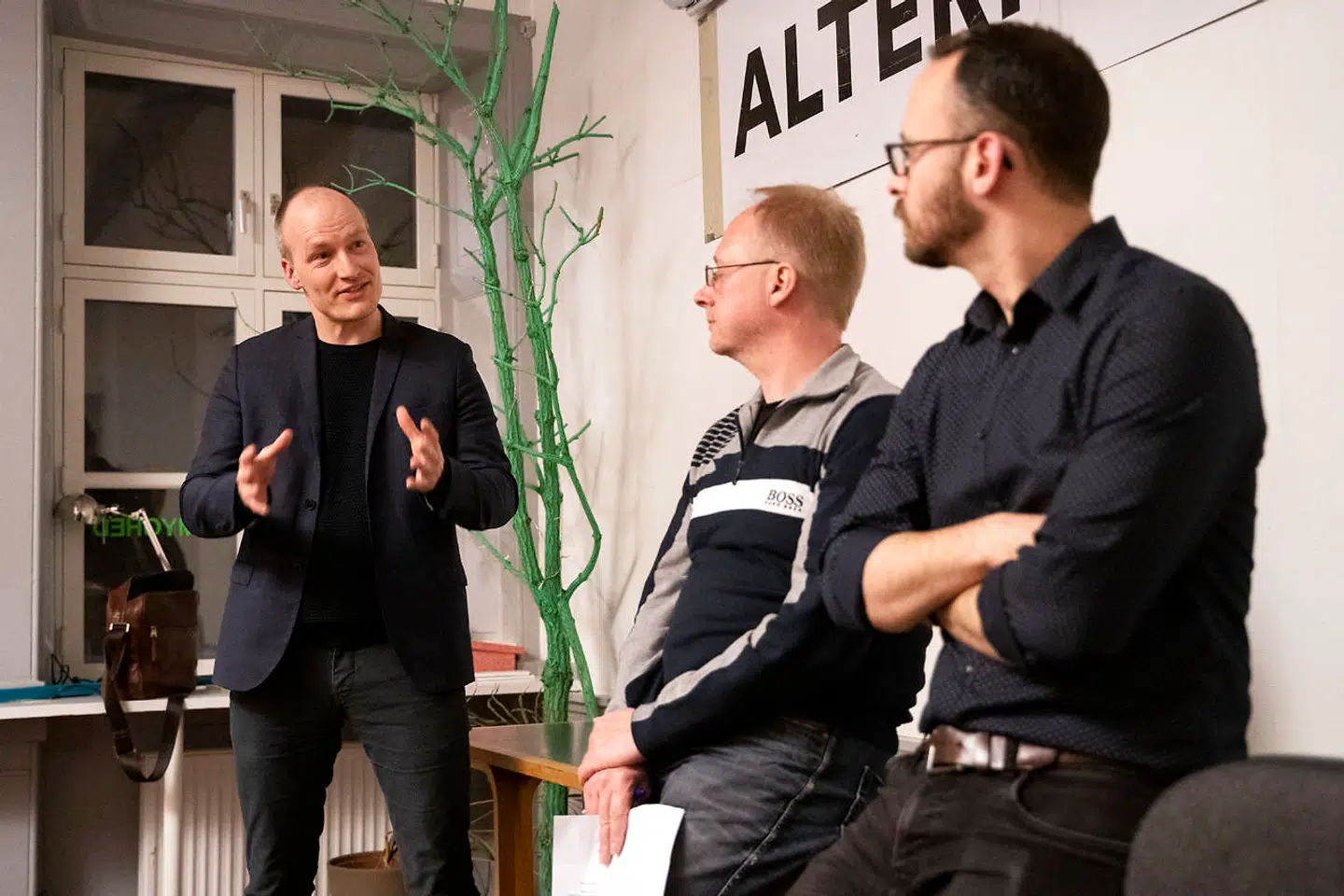 I paneldebatten afholdt af Denmark for Bernie Sanders deltog Pelle Dragsted fra Enhedslisten (tv.), Jakob Thiemann fra Socialdemokratiet og amerikanske Derek Denman (th.).