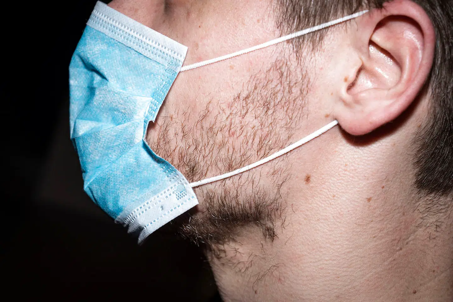 På nuværende tidspunkt er der ingen grund til at bruge mundbind og masker for at beskytte sig mod coronavirus. Det siger professor Allan Randrup Thomsen. Men hvis vi kommer i en situation med mange smittede, kan det ifølge professoren være hensigtsmæssigt.