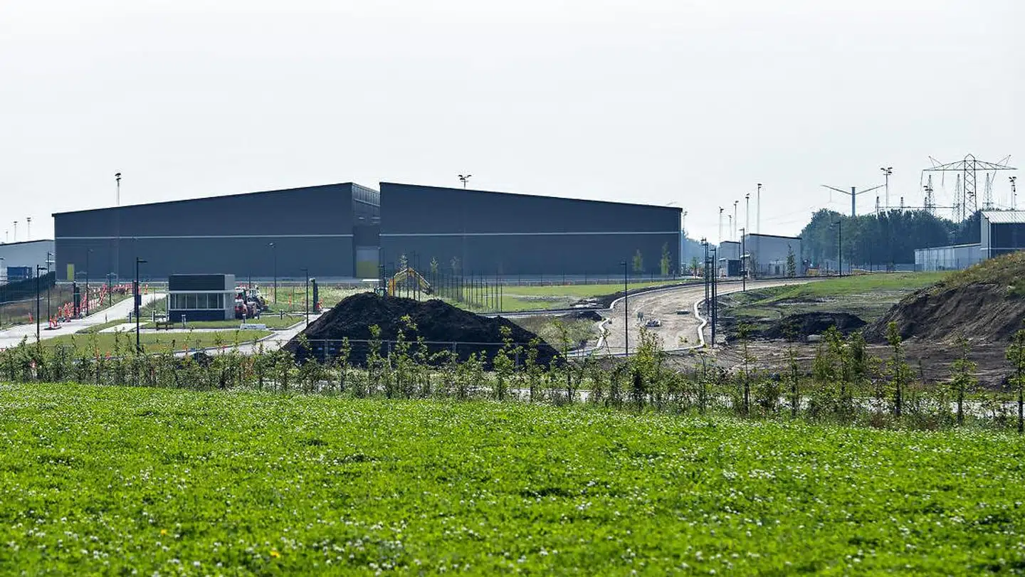 Apple er i gang med at bygge to datacentre i Danmark, hver til over seks milliarder kroner. Her ses det første i Foulum, nordøst for Viborg, for et halvt år siden. Det andet ligger i Kassø i Aabenraa Kommune, hvor nu også den tyske softwaregigant SAP har købt jord.