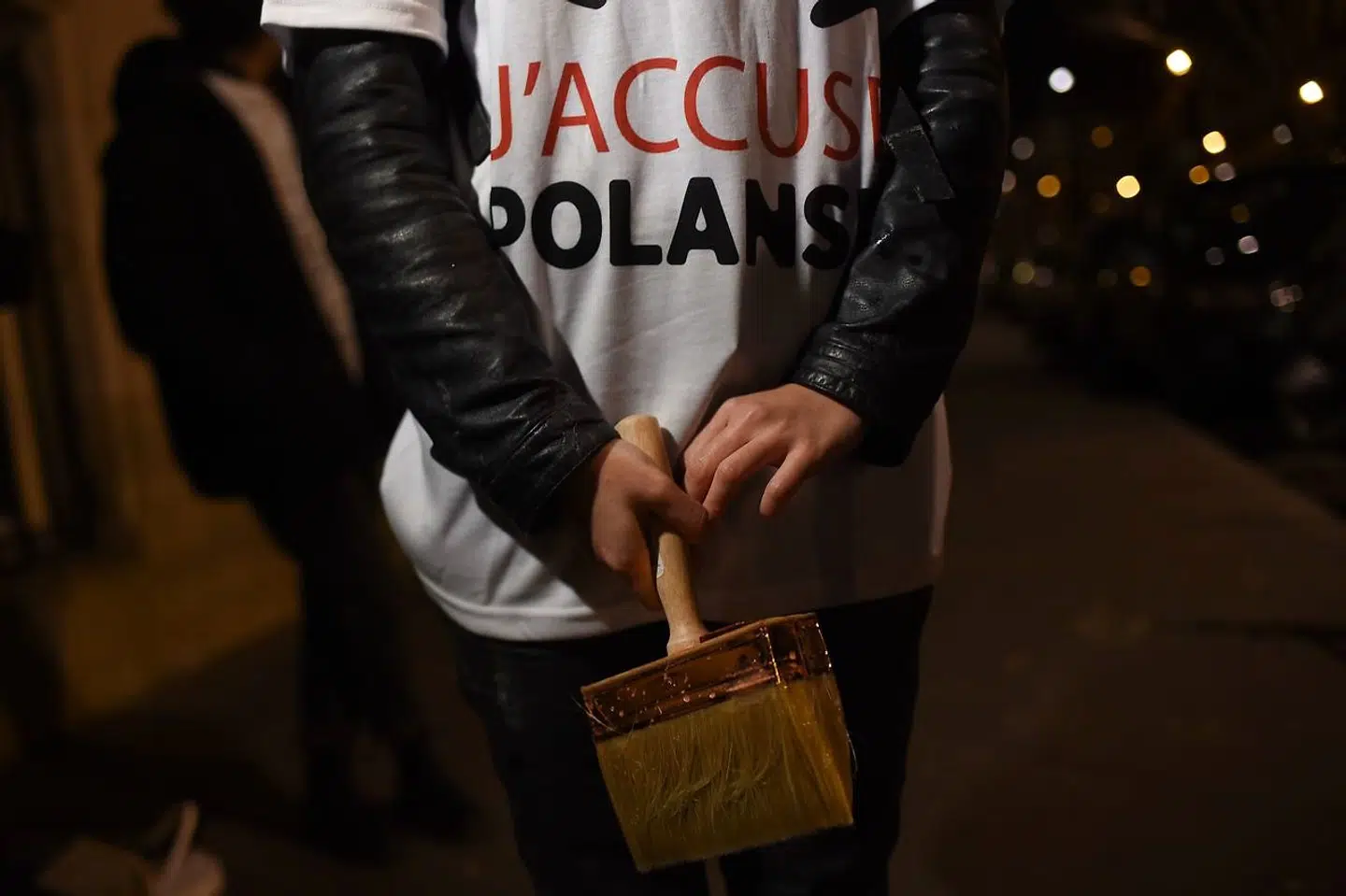 Feministiske aktivister protesterer mod Roman Polanski, bl.a. med t-shirts med sloganet »J'accuse Polanski« (Jeg anklager Polanski).
