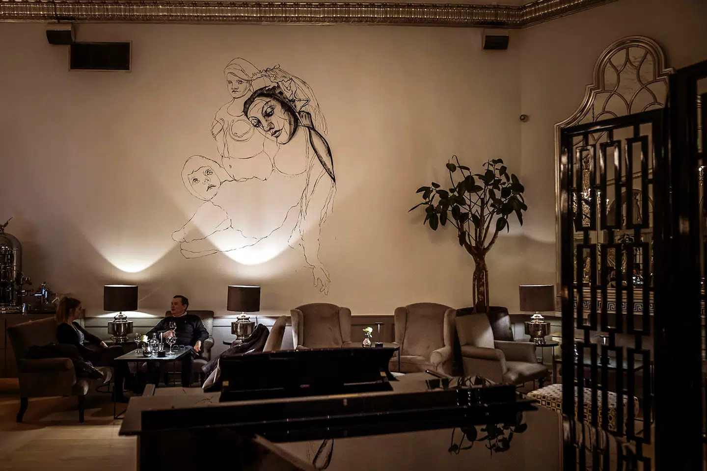 Catherine Raben Davidsen udsmykning af væggene på Nimb Bar giver baren noget velplaceret, sakral kant.