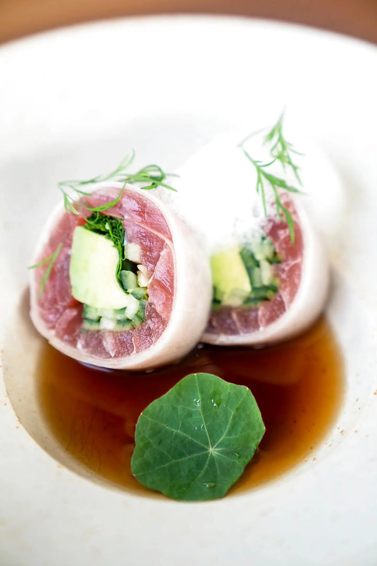 En no-rice rulle, hvor tun, agurk, avocado og koriander, men ingen ris, var rullet i en soja-wrap og lå i en sesamolie.