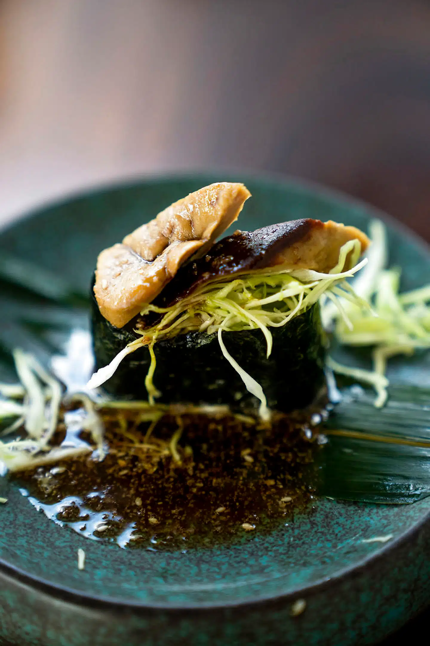 Gunkan-(slagskibs)-maki med stegt foie gras.