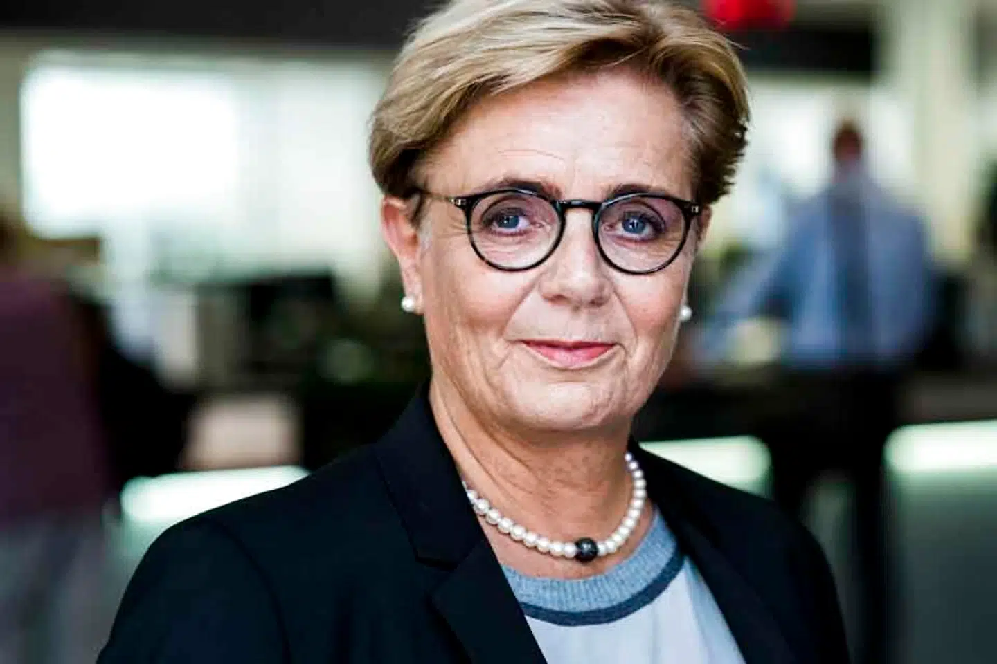 Sydbank-topchef Karen Frøsig er en hård banan, som får mange hvide midaldrende mænd til at få sved på overlæben.