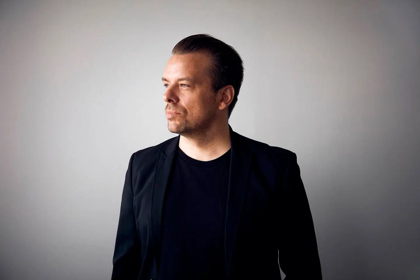 Overdommerne kører fremover altid med den nye taxatjeneste Viggos fede Teslaer