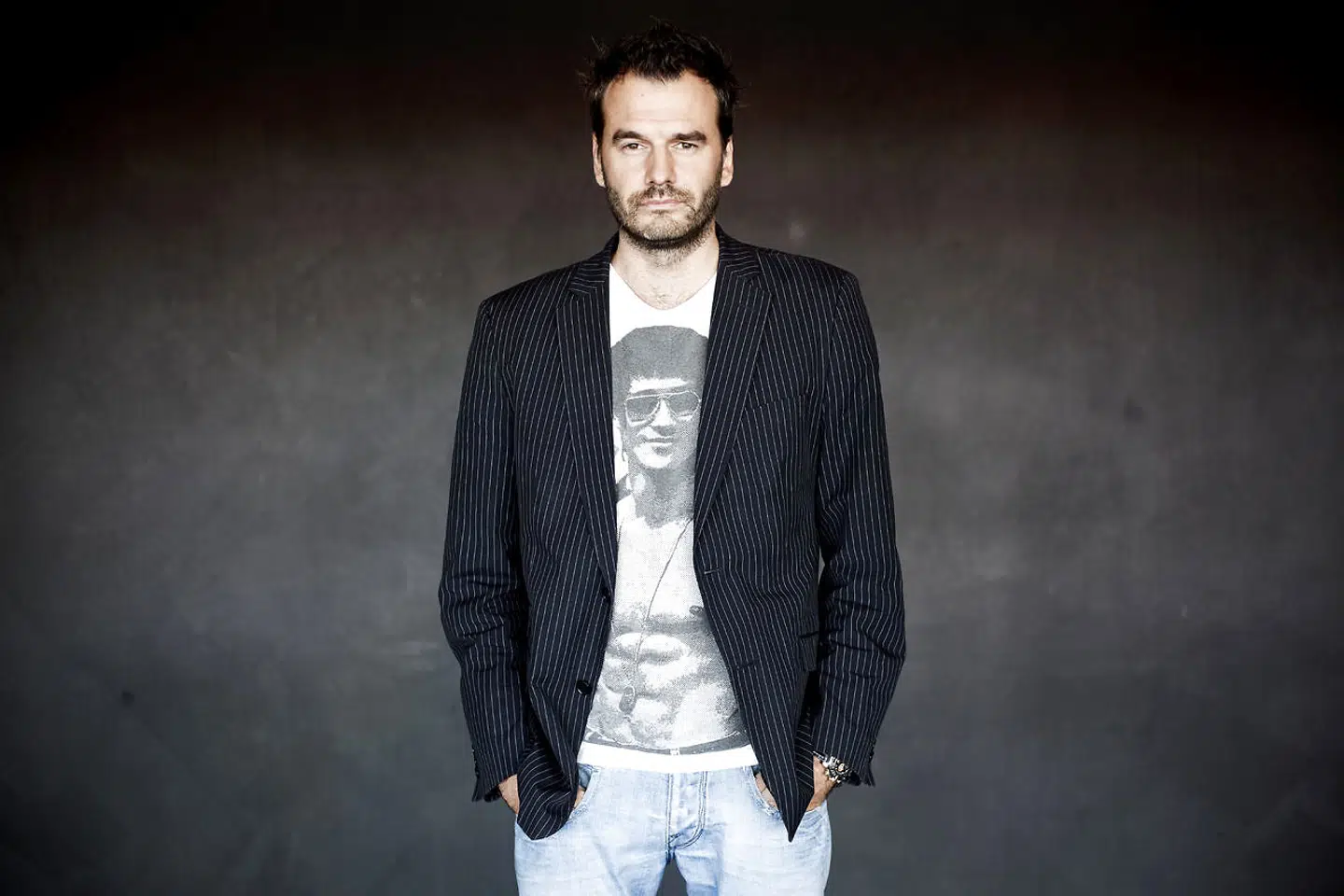 Jesper Buch er træt af alt bøvlet med demokratiet. Han vil fyre de 179 folketingsmedlemmer og erstatte dem med 100 eksperter, måske oven i købet med et par løver i blandt.