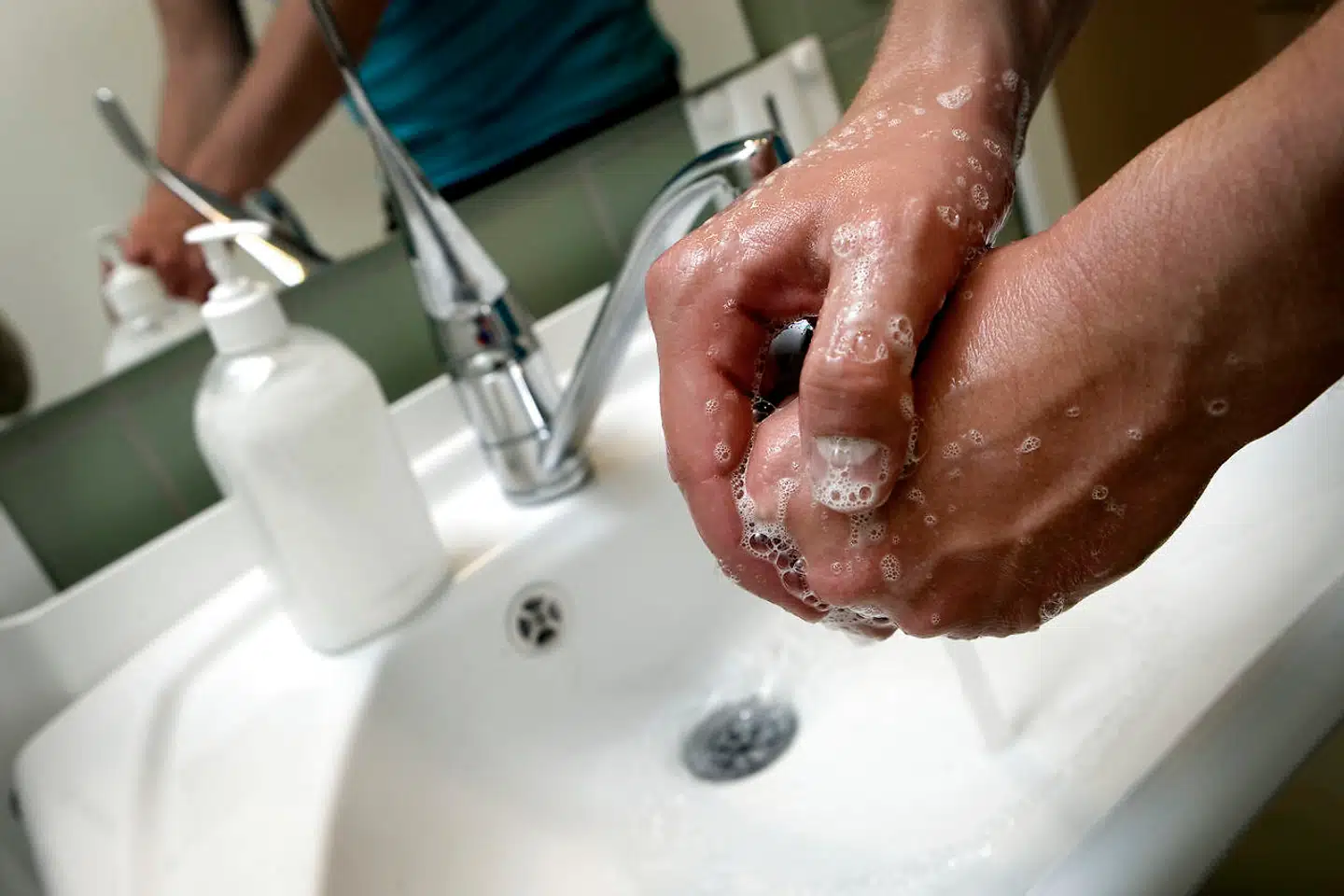 Håndsprit er helt udsolgt i nogle butikker. Men det bliver ikke en mangelvare, understreger Coop-chef. (Arkivfoto)