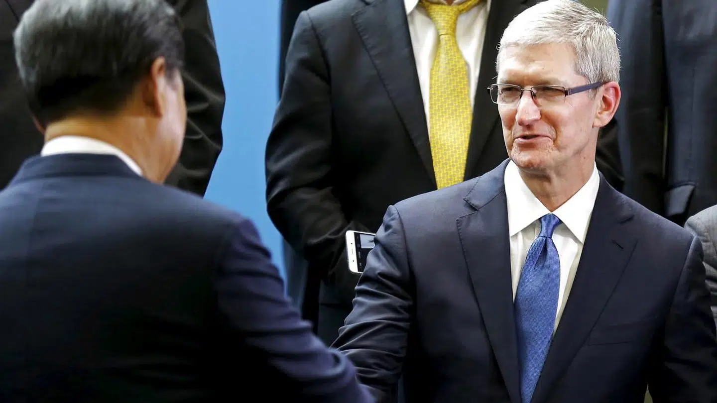 Apple-topchef Tim Cook (th.) har gode forbindelser til den kinesiske topledelse. Her hilser han i 2015 på den kinesiske præsident Xi Jinping under sidstnævntes besøg i USA. Apples største marked uden for USA er Kina.