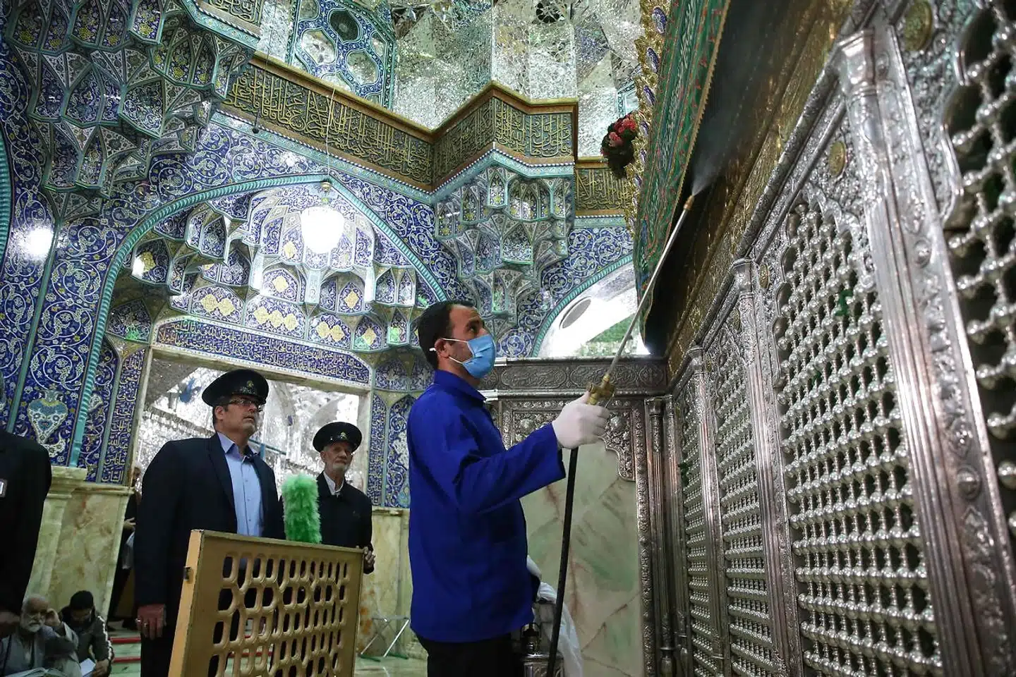 En muslimsk helligdom i Iran bliver desinficeret. Trods tiltag som dette er der begrundet frygt for, at det iranske præstestyre gør alt for lidt for at inddæmme og overvåge den tilsyneladende massive spredning af sygdommen i landet.