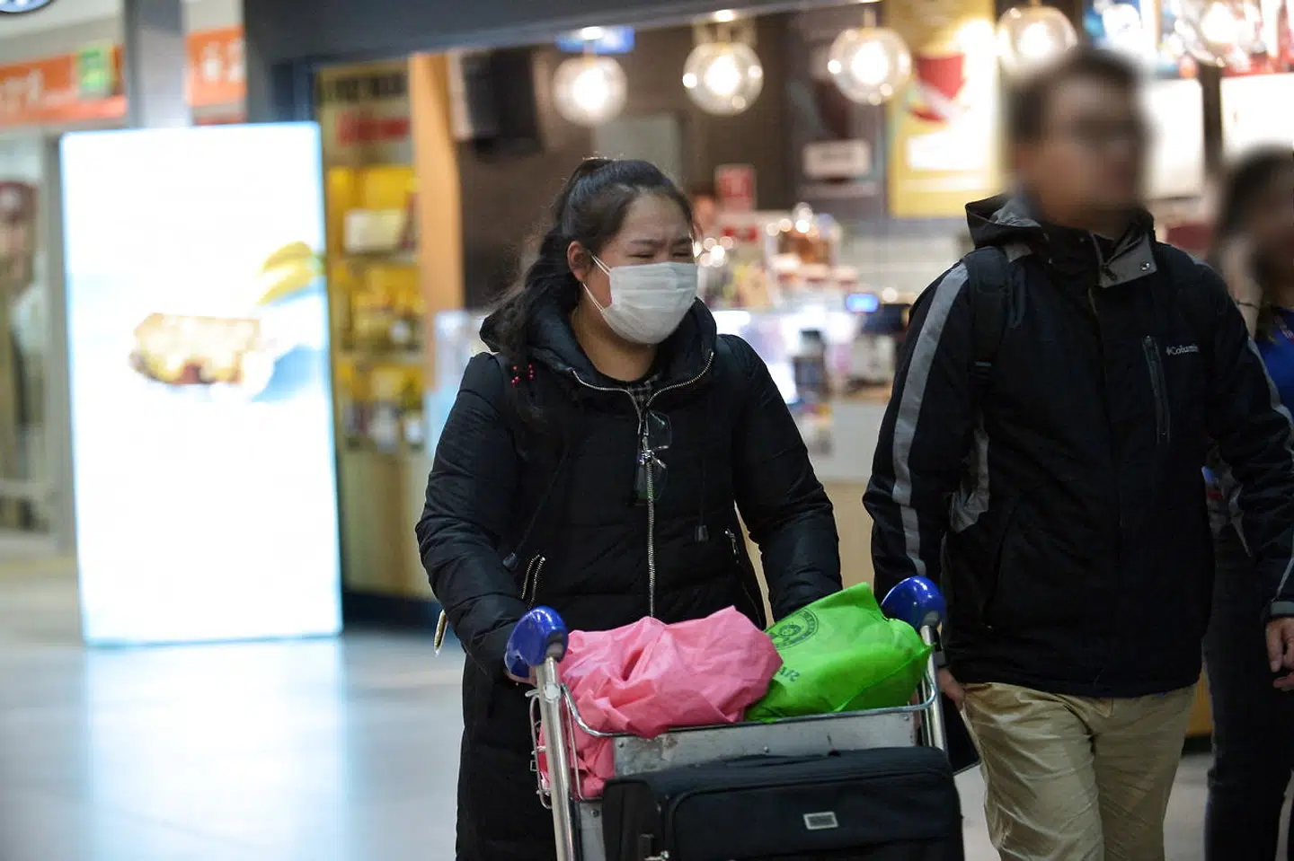 I lufthavne er masker særligt udbredte disse dage.