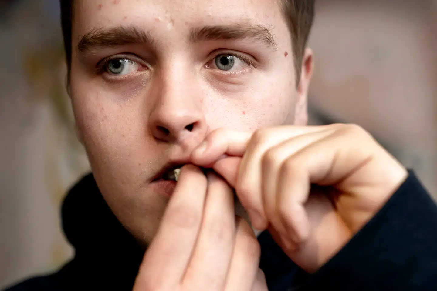 Salget af tyggetobak eksploderer. Nikolaj Sjøgaard Andersen på 20 år er en af dem, der bruger snus og tyggetobak. Han bruger både dansk tyggetobak og svensk snus, afhængigt af hvad han kan få fat i.