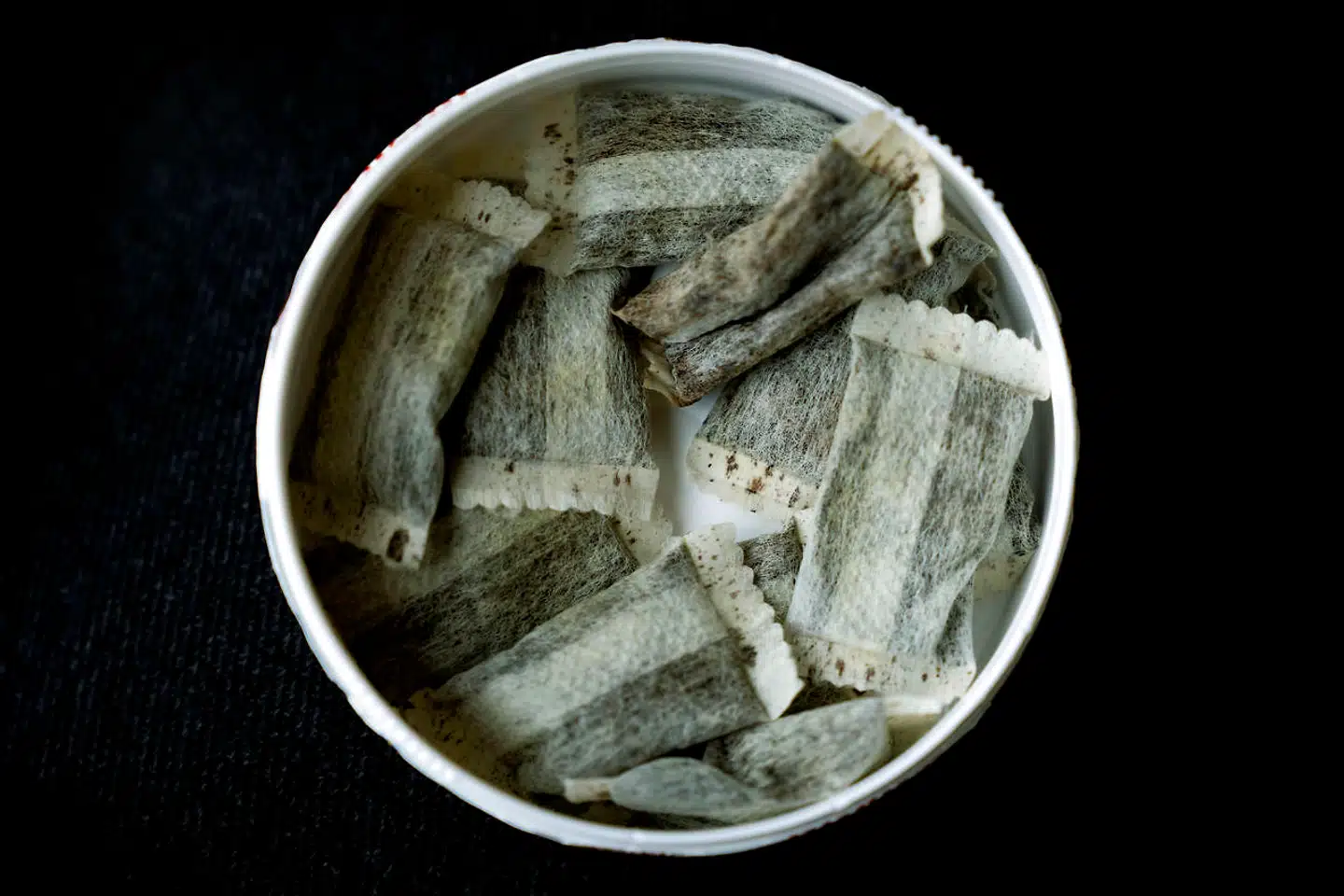 Nikolaj Sjøgaard Andersen bruger snus eller tyggetobak af mærket Oden's. De små poser lægges under overlæben.