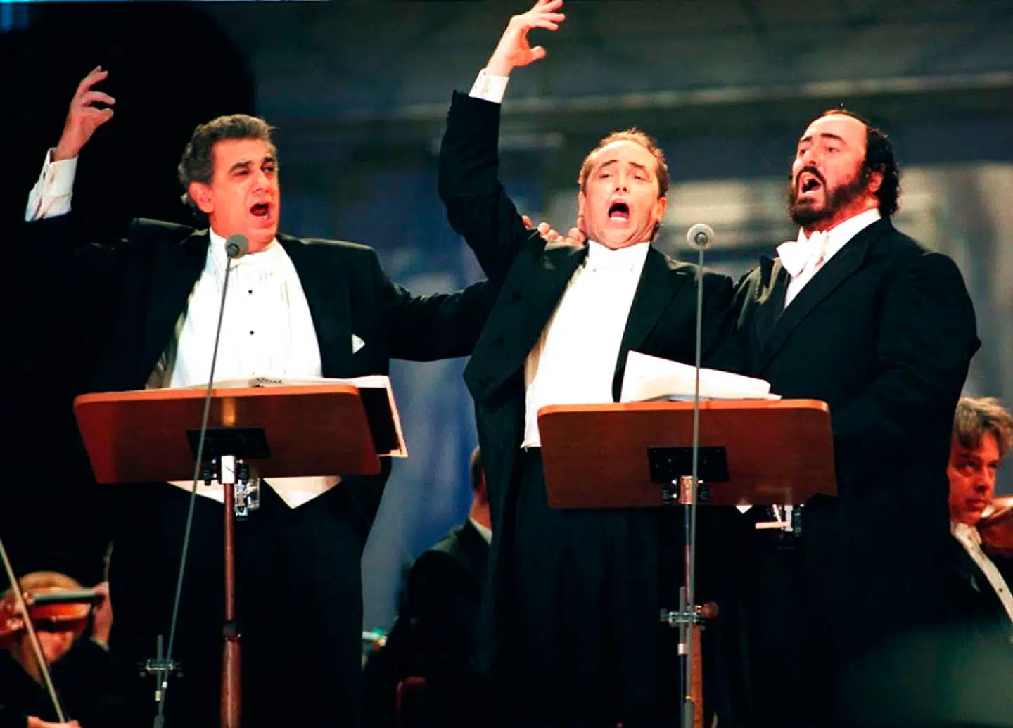 Plácido Domingo (tv.) sammen med Jose Carreras og nu afdøde Luciano Pavarotti blev meget velhavende efter succesen med De Tre Tenorer i 1990. Siden optrådte de over hele verden – som her på japansk jord.