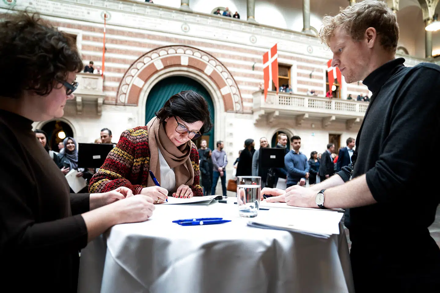 Roxana Christina Jensen underskriver erklæringen ved grundlovsceremonien på Københavns Rådhus, tirsdag den 25. februar 2020. Knap 500 nye statsborgere kom i løbet af dagen forbi Københavns Rådhus, hvor beskæftigelses- og integrationsborgmester Cecilia Lonning-Skovgaard (V) byder velkommen på kommunens vegne, og hvor der skal udveksles håndtryk med en repræsentant fra kommunen.