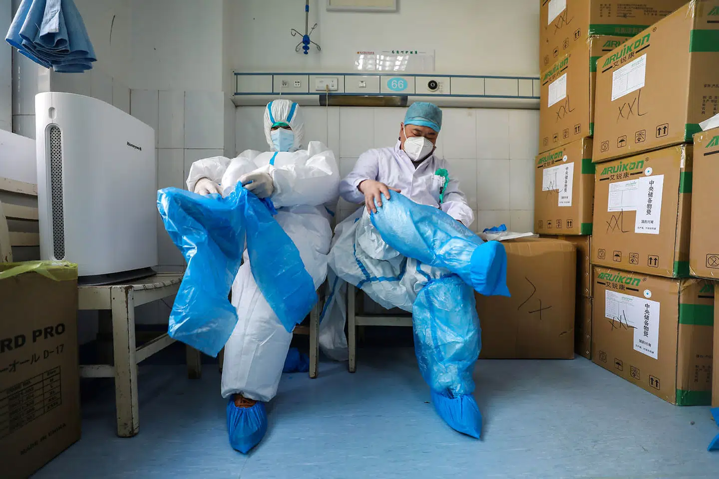 Coronavirussen spreder sig hurtigt uden for Kina, blandt i Italien. Her er lægefagligt personale i Wuhan i Kina i gang med at tage deres beskyttelsesdragter på.