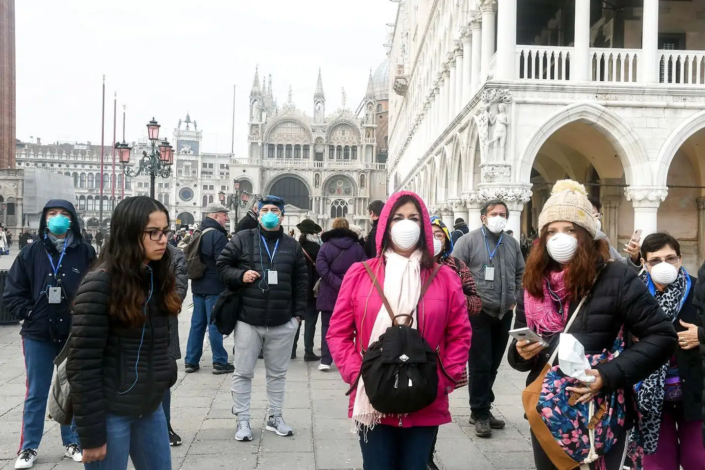 Turister må gå med ansigtsmasker i Venedig. I Italien er 322 mennesker blevet smittet med coronavirus, og 11 personer er døde.
