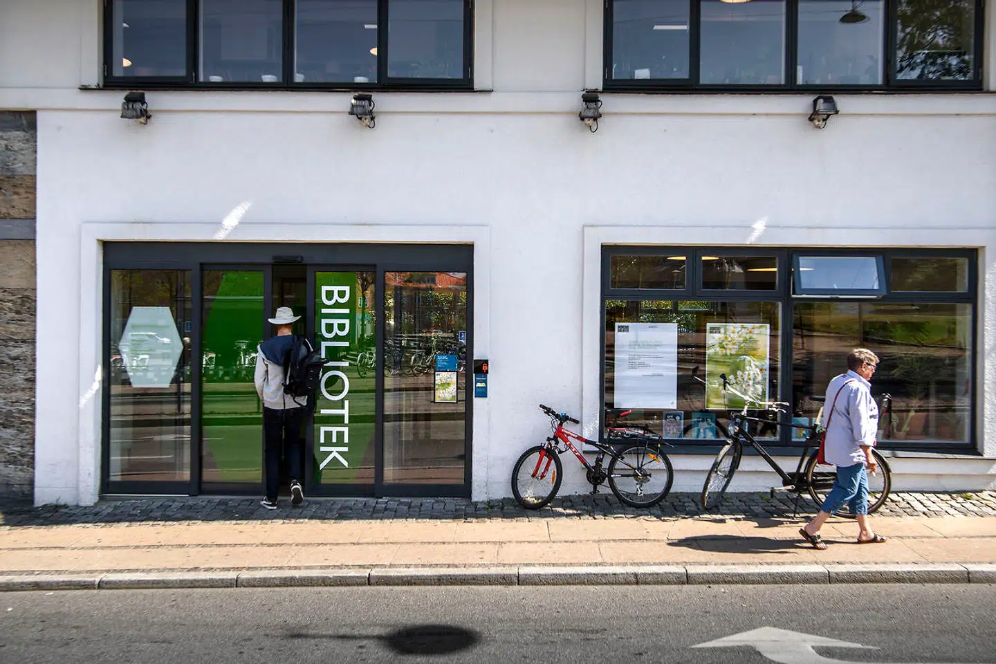 Jeg er klar over, at det er en hårfin balance at have det åbne frie rum, som biblioteket er, og så et stigende antal hjemløse i Danmark uden at de to ting skaber en konflikt. Men kan vi dog ikke skabe bedre alternativer til de hjemløse end bibliotekerne?