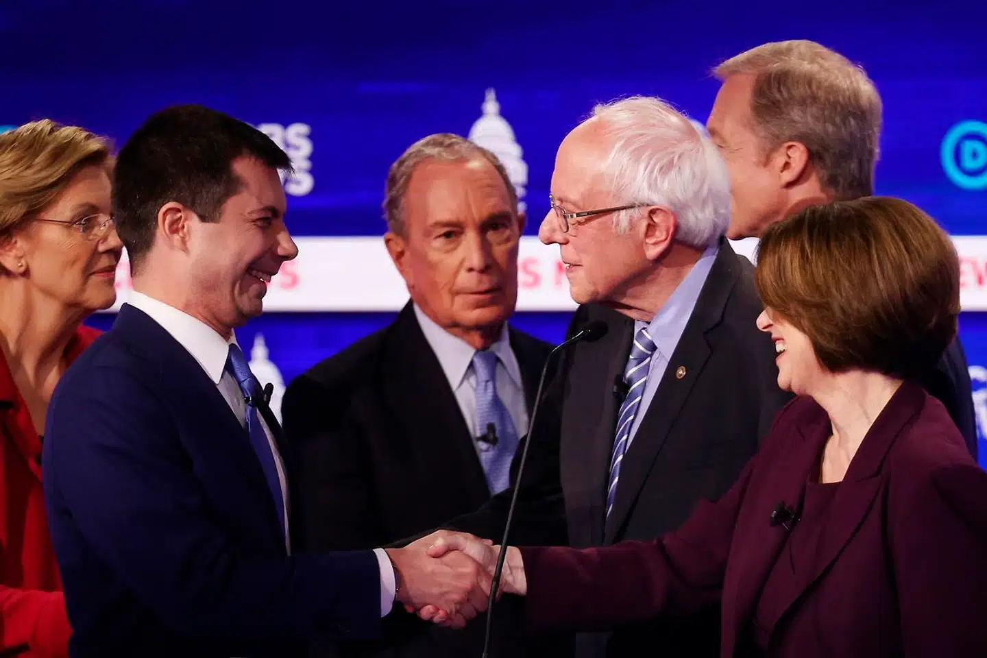 Der blev gået til stålet under tirsdagens TV-debat, selv om der var en god stemning blandt kandidaterne forud for debatten. Senator Elizabeth Warren (tv.) vandt sidste uges TV-debat – men ikke den seneste. Pete Buttigieg (nummer to fra venstre) havde en stærk aften. Mike Bloomberg (i midten) klarede sig mere hæderligt end i sidste uge. Bernie Sanders blev som frontløber angrebet fra alle sider, men spørgsmålet er, om det vil stoppe hans momentum. Amy Klobuchar (til højre) kom først til orde efter 17 minutters debat.