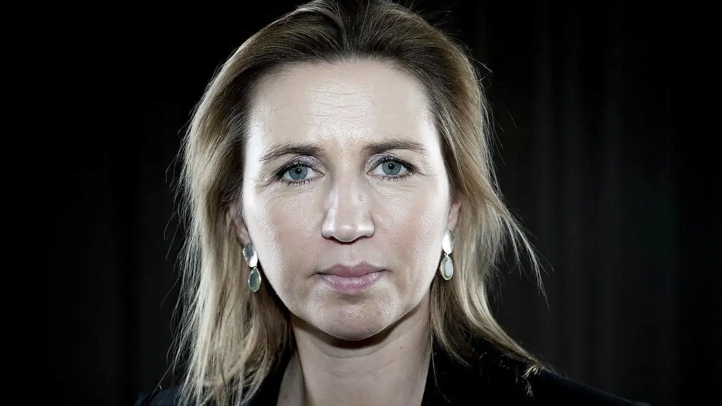 På den ene side foregav Socialdemokratiet at ville skabe et tillidsrum, der på vegne af vælgerne skulle give en politisk løsning, mens man på den anden side satte et detaljeret slag ind for at smadre modpartens troværdighed.