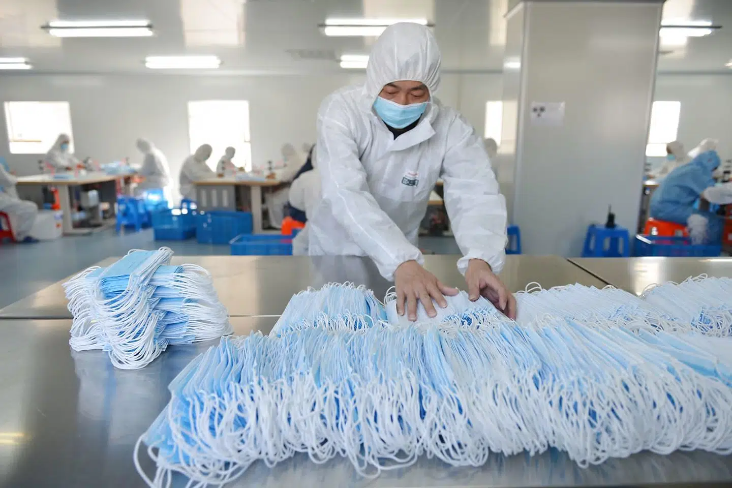 Beskyttelsesmasker stables på en fabrik i den kinesiske by Nanjing. Det er afgørende vigtigt at sikre produktion og distribution af beskyttelse og lægemidler i kampen mod coronavirusssen, advarer eksperter.