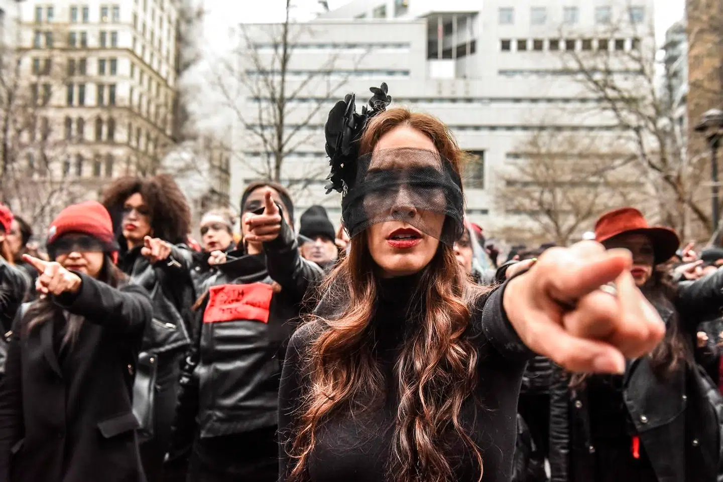 #MeToo er blevet et middel til at dømme uden retfærdig rettergang. Sociale medier er blevet et forum, hvor folk dømmer hinanden uden vidner eller bevis, skriver Frederick Anthony Utzon Harris. Her demonstrerer kvinder i forbindelse med retssagen mod Harvey Weinstein.